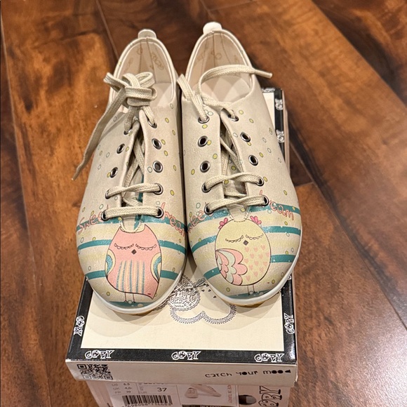 Coby Shoes - Brand New Coby Woman Size 37 Cream Sneaker
